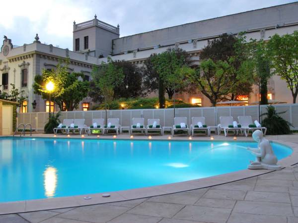 Attendant browser pine tree Hotel Balneario Prats, Caldes de Malavella | Costa Brava